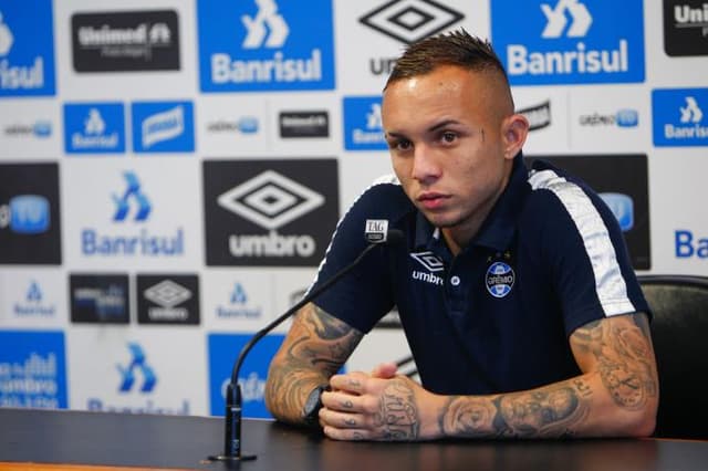 Everton, atacante do Grêmio