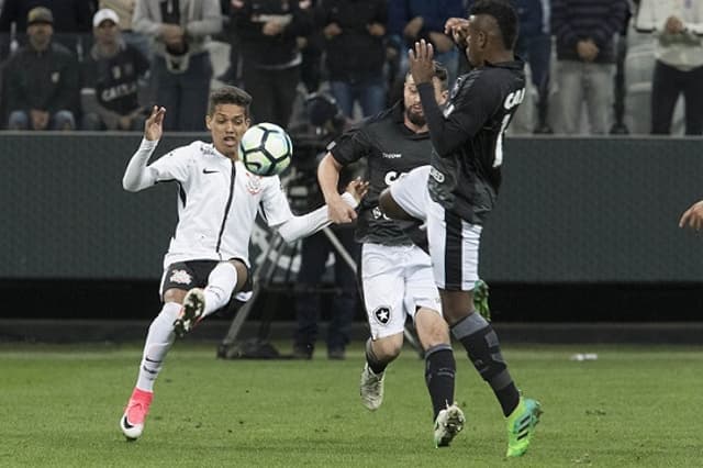 Pedrinho deu um chapéu e cruzou no lance do gol sobre o Bota