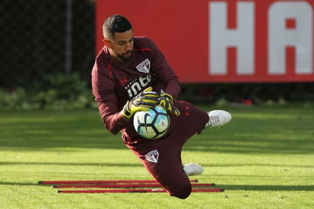 Renan Ribeiro em treino do São Paulo