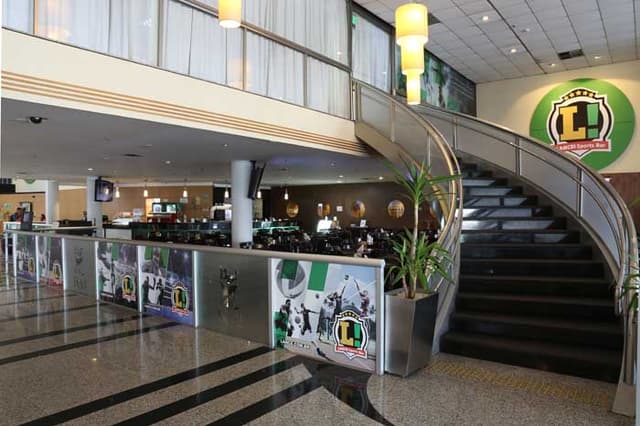 Para quem mora em São Paulo ou está visitando a cidade o ideal é acompanhar os jogos no L! Sports Bar, uma parceria com o Holiday Inn Anhembi. Neste fim de semana tem duelos importantes por mais uma rodada do Campeonato Brasileiro. O bar fica na Rua Professor Milton Rodrigues, 100, e funciona entre 9h e 1h. Estacionamento: R$ 12 até 3 horas e adicional de R$ 5 após este período. Informações pelo (011) 2107-8825<br>