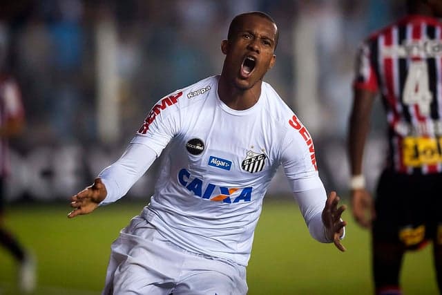 Copete fez os três gols do Santos na vitória sobre o São Paulo