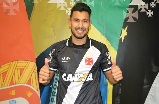 Andrés Ríos posa com a camisa do Vasco