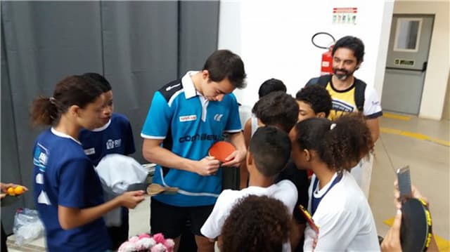 Hugo Calderano dando autógrafo para fãs na Arena 1