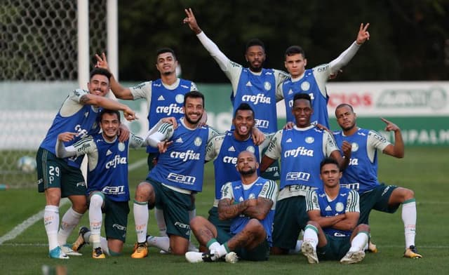 Jogadores do Palmeiras brincam no treino