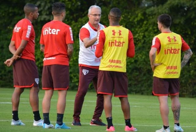 Dorival Júnior em conversa com jogadores no trein: técnico tem trabalho pela frente