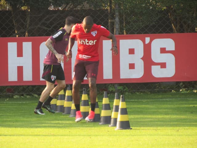 Maicosuel treina no campo para voltar