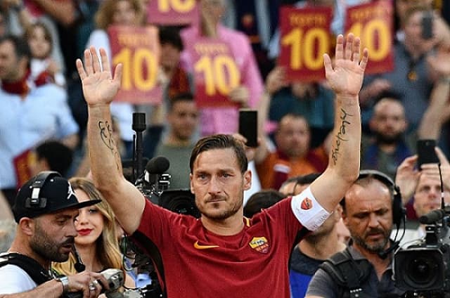 Após 25 anos como jogador da Roma, TOTTI tornou-se dirigente do clube,&nbsp;trabalhando ao lado do diretor esportivo Monchi e do treinador Di Francesco.<br>