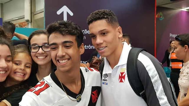 Paulinho e companheiros da base se destacaram no profissional no último jogo do Vasco. Veja a seguir galeria L!