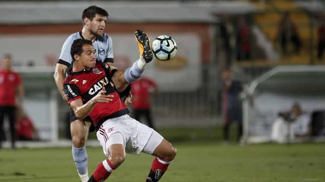 Flamengo não conseguiu passar pelo goleiro Léo e foi derrotado em casa