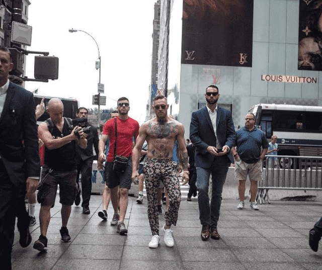 Conor McGregor apareceu em Nova York com visual irreverente