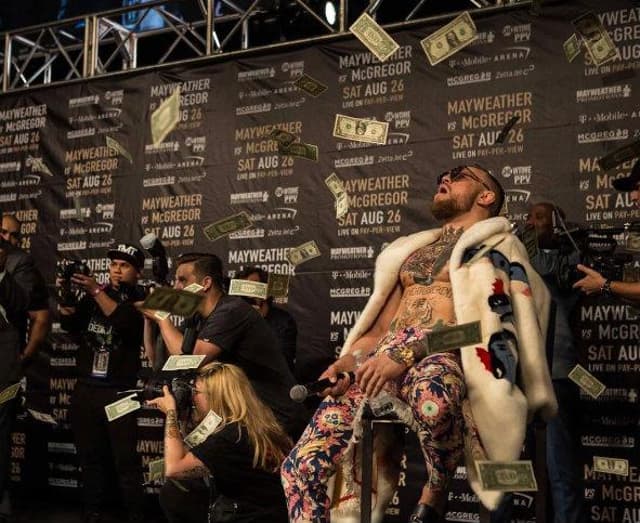 Floyd Mayweather faz 'chuva de dinheiro' em Conor McGregor