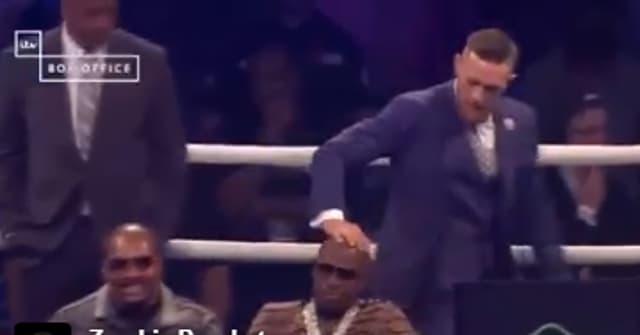 Conor McGregor balançou a cabeça de Floyd Mayweather como forma de provocação