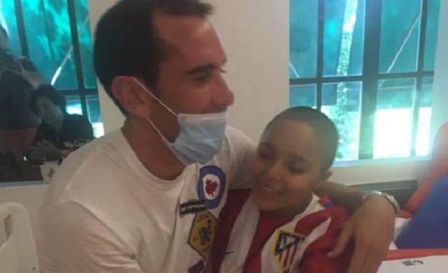 Diego Godín ao lado da pequena Ruth