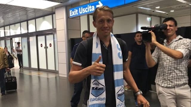 Lucas Leiva foi recebido com festa pelos torcedores da Lazio