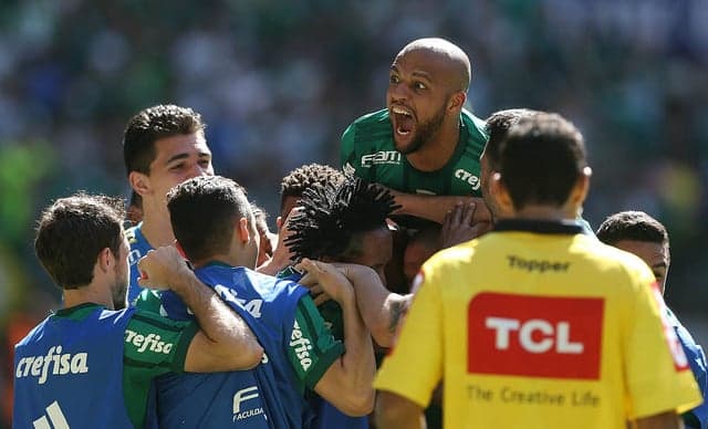 Felipe Melo vibra durante o triunfo deste domingo