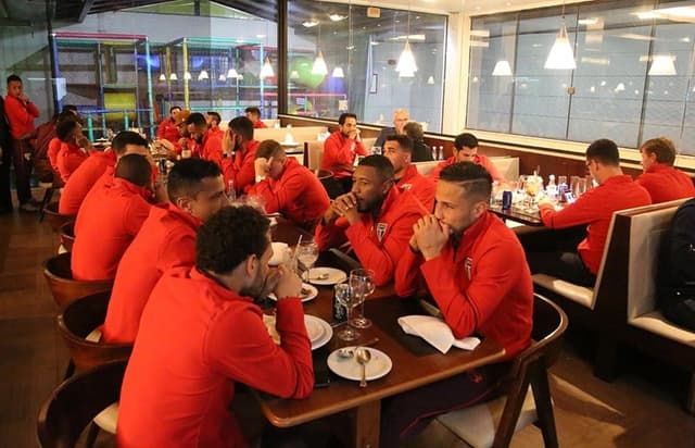 Refeição dos jogadores antes da viagem de ônibus