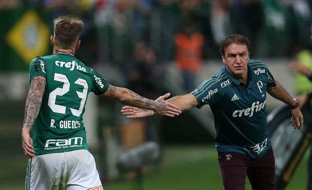 Cuca cumprimenta Guedes durante jogo do Verdão