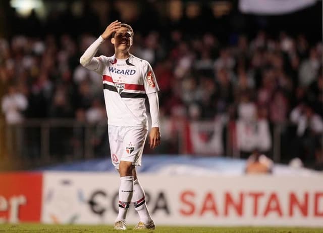 Hernanes em ação com a camisa do São Paulo