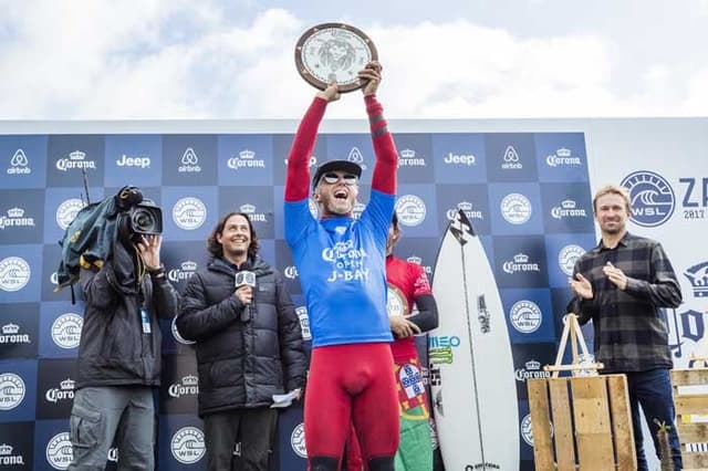 Filipe Toledo comemora o primeiro título de um brasileiro na etapa de Jeffreys Bay