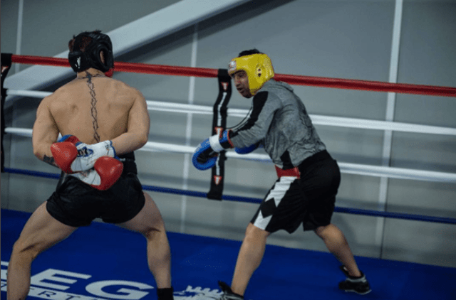 Conor McGregor treina boxe antes de superluta com Floyd Mayweather