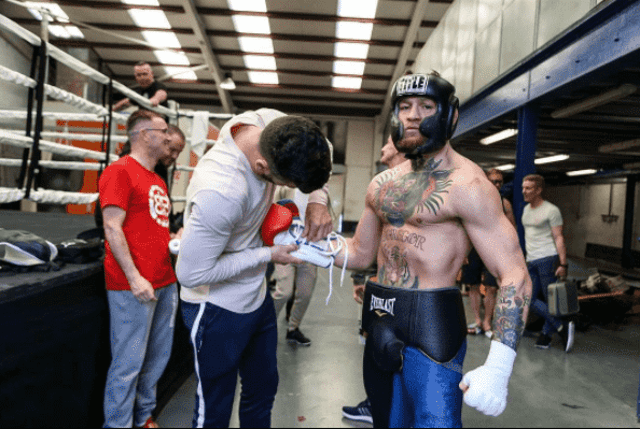 Conor McGregor treina boxe antes de superluta com Floyd Mayweather