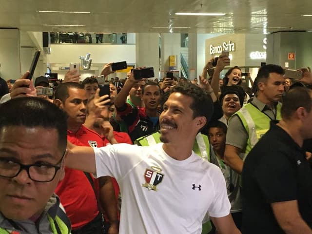 Hernanes faz selfie em sua chegada ao aeroporto de Cumbica em Guarulhos&nbsp;