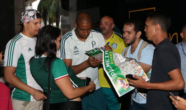 Jailson atende torcida do Palmeiras em Recife