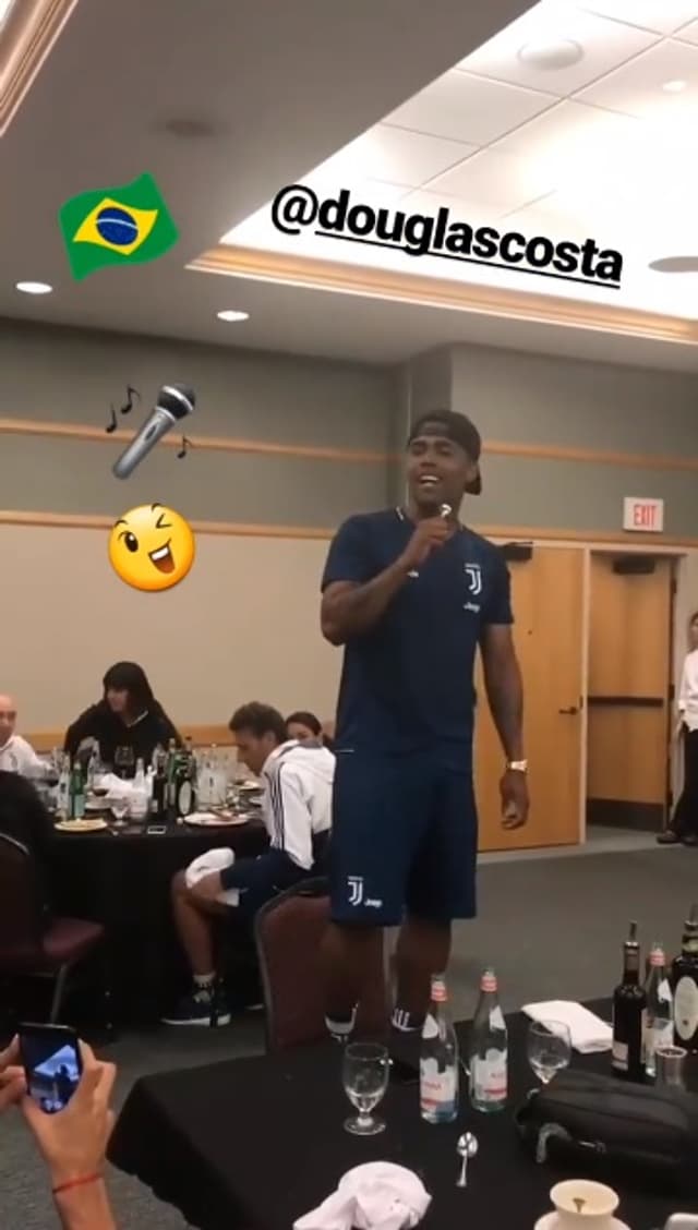 Douglas Costa canta hit de Michel Teló em trote na Juventus