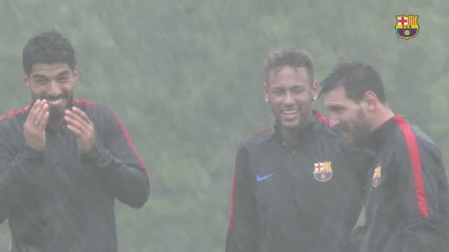 Barça divulga imagens de treino e Neymar aparece sorrindo com Messi e Suárez