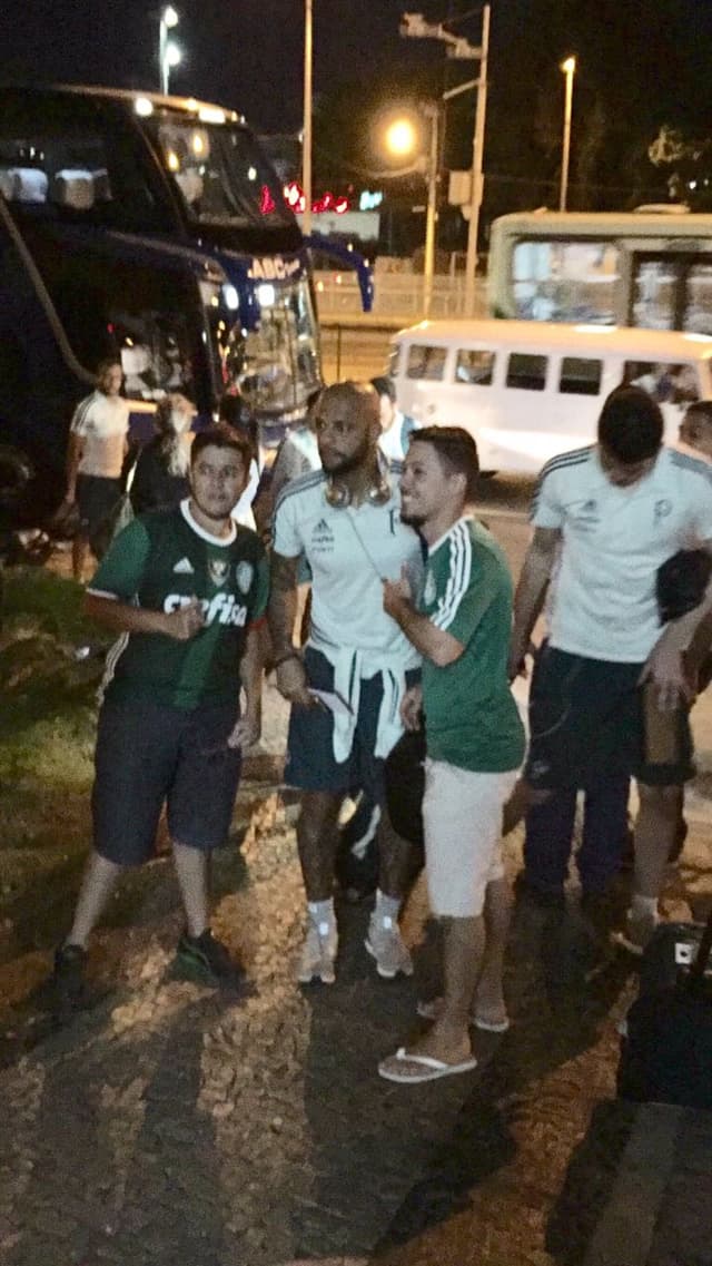 Felipe Melo é tietado por torcedores na chegada a BH