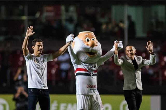 Hernanes e Marcos Guilherme foram recepcionados pela torcida antes da partida