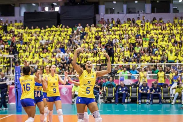 Adenízia levanta a torcida