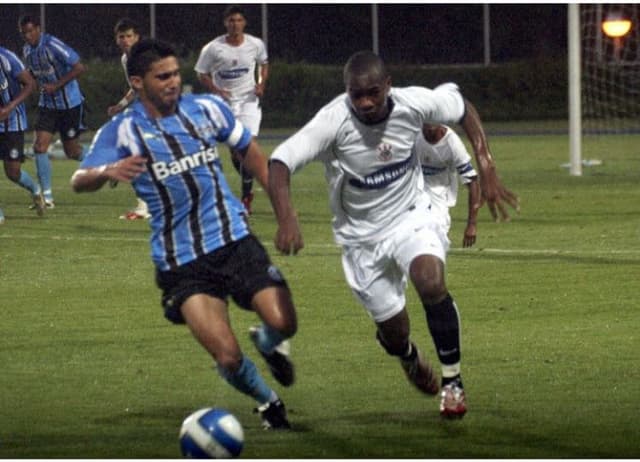 Elton Martins em ação pelo Corinthians