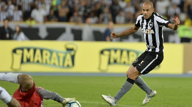 Botafogo goleou o Atlético-MG por 3 a 0 e avançou para às semifinais. Veja uma galeria de fotos