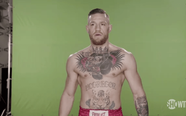 Conor McGregor durante bastidores de gravação de comercial