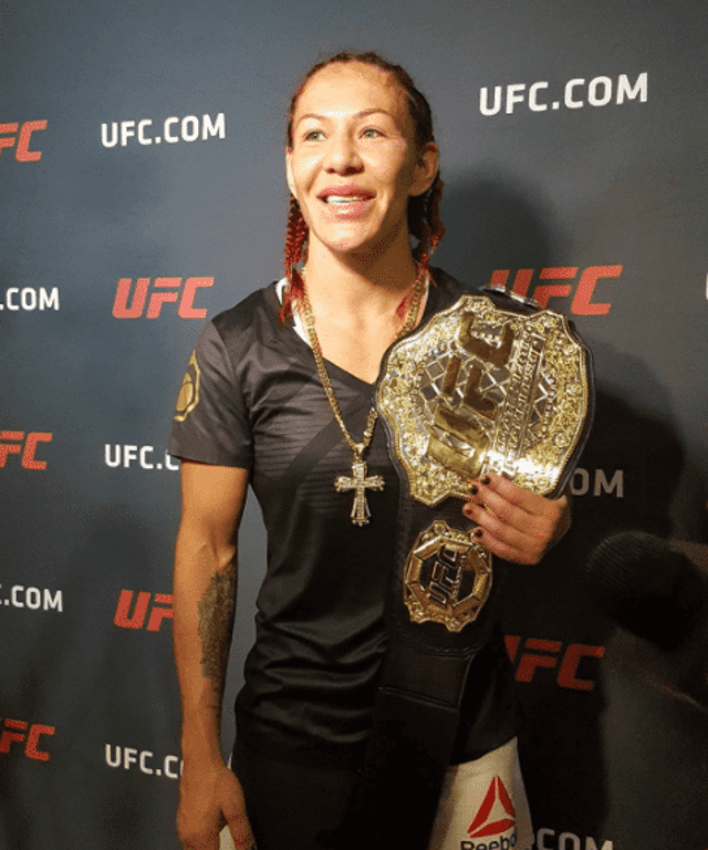 Cris Cyborg ostenta cinturão peso pena feminino do UFC