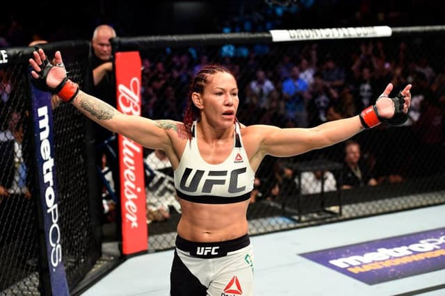 Cris Cyborg é a nova campeã peso pena feminino