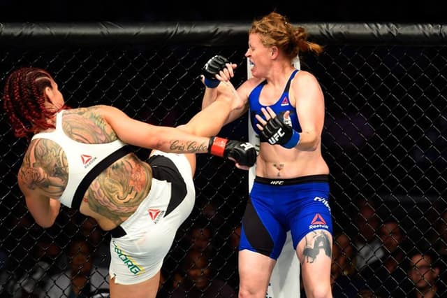 Cris Cyborg acerta chute alto em Tonya Evinger