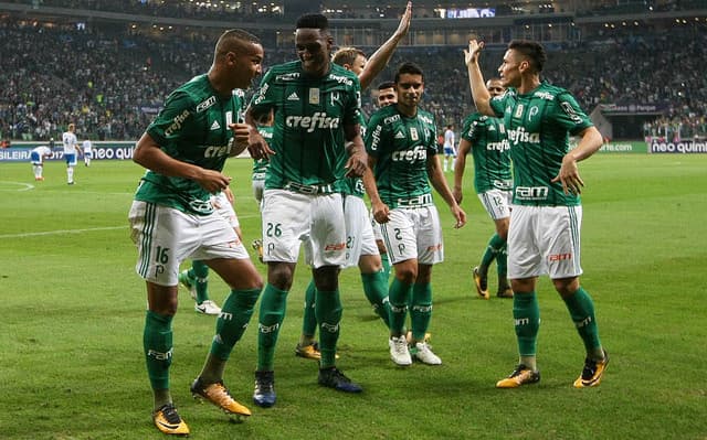 Jogadores do Palmeiras comemoram gol na vitória sobre o Avaí