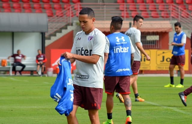 Marcos Guilherme ainda não está pronto para ser titular