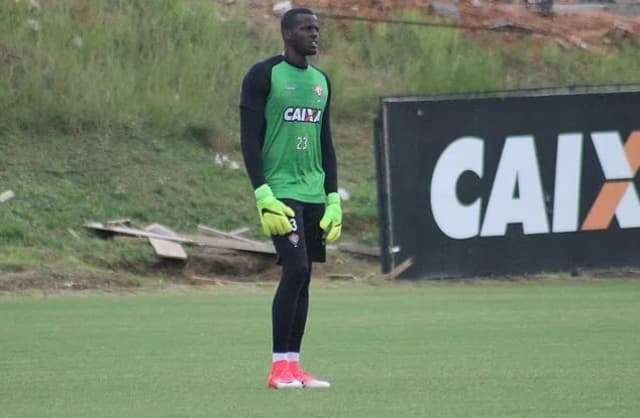 Caíque será o goleiro titular do Vitória contra a Ponte Preta