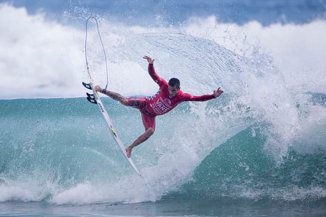 Filipe Toledo chega ao Taiti embalado por conquista em Jeffreys Bay. Ele é 7º no ranking