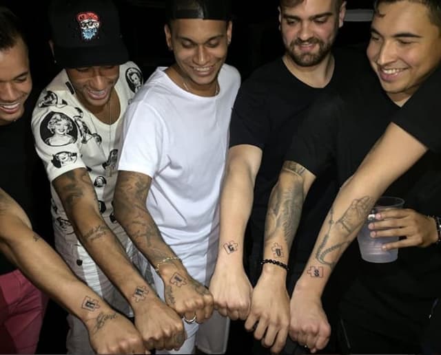 Tatuagem de Neymar e amigos