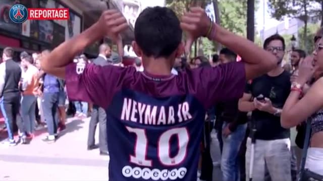 Torcida do PSG faz fila e lota loja oficial por camisa de Neymar