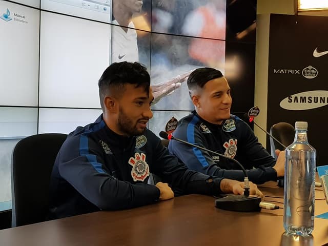 Clayson e Guilherme Arana dão entrevista no Corinthians