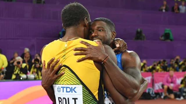 Usain Bolt e Justin Gatlin se abraçam após a final dos 100m em Londres