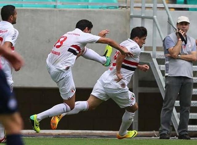 Aloísio fez o gol e correu para dar sua voadora em 2013