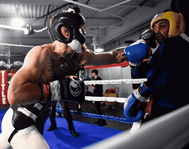 Conor McGregor acerta soco em Paulie Malignaggi durante treino