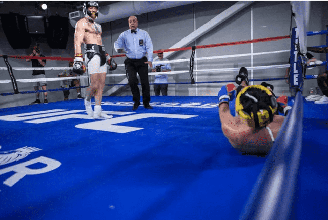 Conor McGregor aparece de pé com Paulie Malignaggi caído durante treino