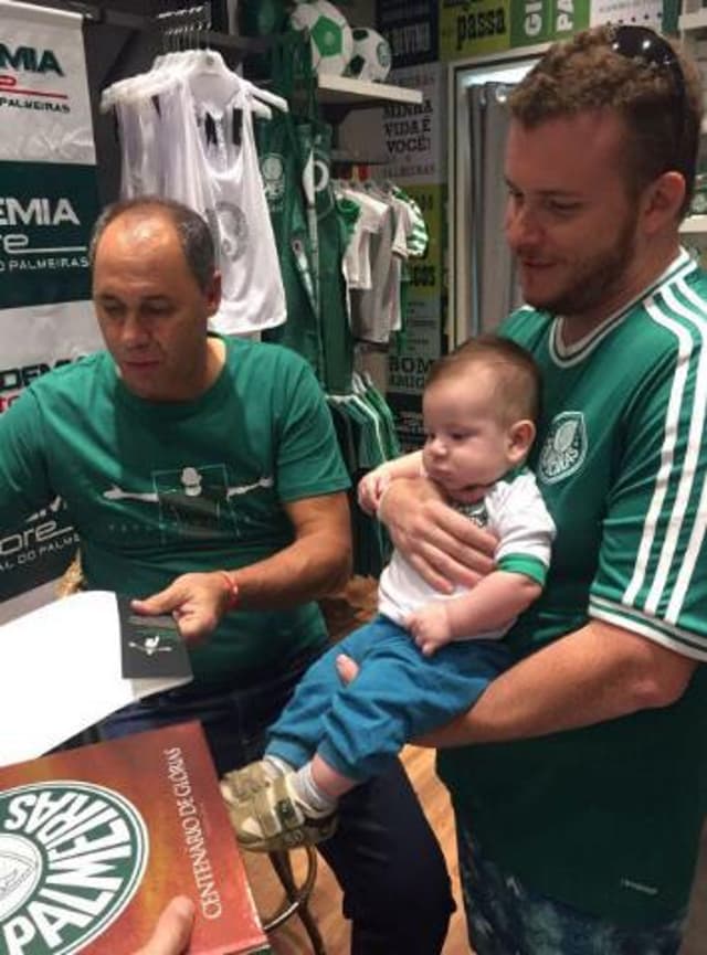 Evair atende torcedores do Palmeiras